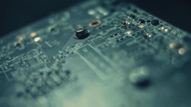 Otomatik Seçme ve Yerleştirme makinesinin Macro Atışı, Bileşenleri çabucak devre panosuna yükler. Elektronik ve Devre Üretim Fabrikası. Döngüsel.