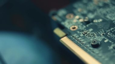 Otomatik Seçme ve Yerleştirme makinesinin Macro Atışı, Bileşenleri çabucak devre panosuna yükler. Elektronik ve Devre Üretim Fabrikası. Döngüsel.