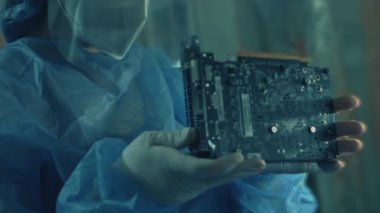 Otomatik Seçme ve Yerleştirme makinesinin Macro Atışı, Bileşenleri çabucak devre panosuna yükler. Elektronik ve Devre Üretim Fabrikası. Döngüsel.