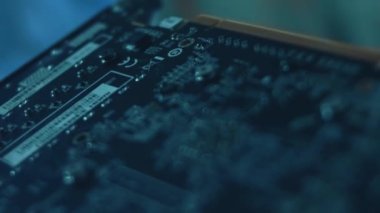 Otomatik Seçme ve Yerleştirme makinesinin Macro Atışı, Bileşenleri çabucak devre panosuna yükler. Elektronik ve Devre Üretim Fabrikası. Döngüsel.