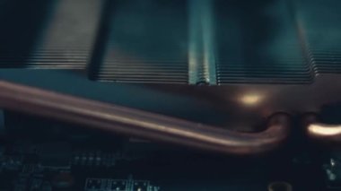 Otomatik Seçme ve Yerleştirme makinesinin Macro Atışı, Bileşenleri çabucak devre panosuna yükler. Elektronik ve Devre Üretim Fabrikası. Döngüsel.