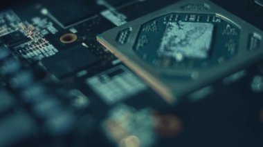 Otomatik Seçme ve Yerleştirme makinesinin Macro Atışı, Bileşenleri çabucak devre panosuna yükler. Elektronik ve Devre Üretim Fabrikası. Döngüsel.
