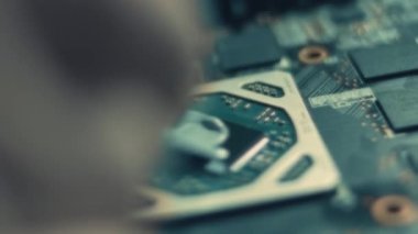 Otomatik Seçme ve Yerleştirme makinesinin Macro Atışı, Bileşenleri çabucak devre panosuna yükler. Elektronik ve Devre Üretim Fabrikası. Döngüsel.