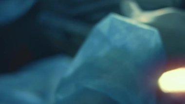 Otomatik Seçme ve Yerleştirme makinesinin Macro Atışı, Bileşenleri çabucak devre panosuna yükler. Elektronik ve Devre Üretim Fabrikası. Döngüsel.