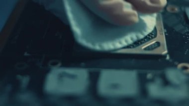 Otomatik Seçme ve Yerleştirme makinesinin Macro Atışı, Bileşenleri çabucak devre panosuna yükler. Elektronik ve Devre Üretim Fabrikası. Döngüsel.