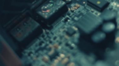 Otomatik Seçme ve Yerleştirme makinesinin Macro Atışı, Bileşenleri çabucak devre panosuna yükler. Elektronik ve Devre Üretim Fabrikası. Döngüsel.