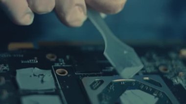 Otomatik Seçme ve Yerleştirme makinesinin Macro Atışı, Bileşenleri çabucak devre panosuna yükler. Elektronik ve Devre Üretim Fabrikası. Döngüsel.