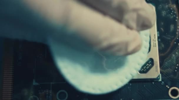 Placa Gráfica Gpu Macro Vista Técnicos Mão Limpeza Sujeira Chip — Vídeo de Stock