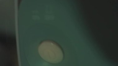 Güzel küçük kız kanepede otururken kompresör spreyiyle solunum yapıyor. Beş yıl oldu. Yüzünde nebulizör maskesiyle salin buharı soluyan bir kız. Anne kızının nefes almasına yardım ediyor.