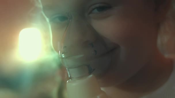 아름다운 소녀는 소파에 압축기 흡입기를 사용하여 호흡을 얼굴에네버 라이저 마스크를 — 비디오