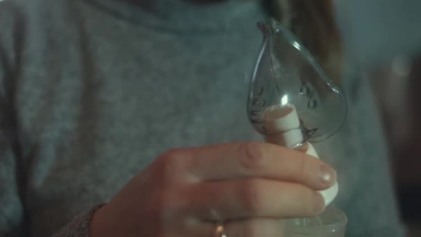 Gyönyörű Kislány Teszi Inhalációs Kompresszor Inhalátor Miközben Kanapén Egy Lány — Stock videók