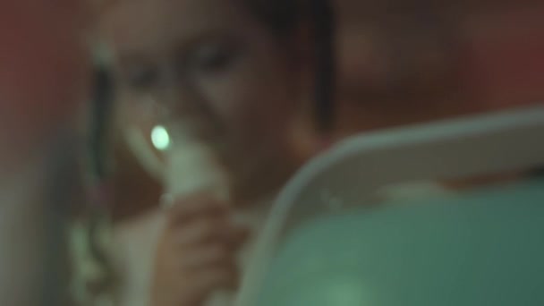 Hermosa Niña Pequeña Hace Inhalación Usando Inhalador Compresor Mientras Está — Vídeo de stock