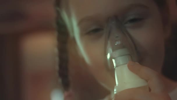 Красива Маленька Дівчинка Робить Інгаляції Використовуючи Інгалятор Компресора Сидячи Дивані — стокове відео