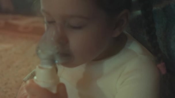 Vacker Liten Flicka Gör Inhalation Med Hjälp Kompressor Inhalator Medan — Stockvideo