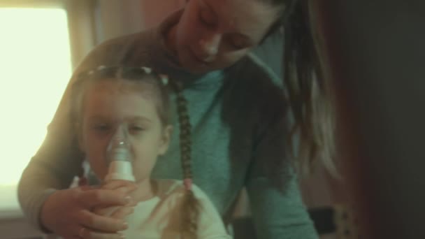 Mooi Klein Meisje Maakt Inhalatie Met Behulp Van Een Compressor — Stockvideo