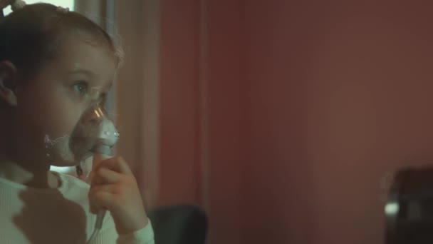 Schöne Kleine Mädchen Macht Die Inhalation Mit Einem Kompressor Inhalator — Stockvideo