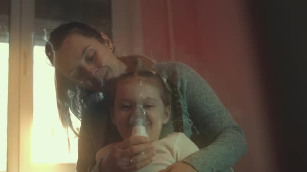 Schöne Kleine Mädchen Macht Die Inhalation Mit Einem Kompressor Inhalator — Stockvideo