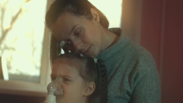 Gyönyörű Kislány Teszi Inhalációs Kompresszor Inhalátor Miközben Kanapén Egy Lány — Stock videók