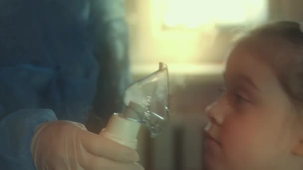 Mooi Klein Meisje Maakt Inhalatie Met Behulp Van Een Compressor — Stockvideo