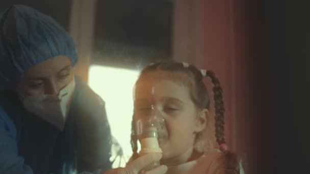 Όμορφο Κοριτσάκι Κάνει Εισπνοή Χρησιμοποιώντας Έναν Εισπνευστήρα Συμπιεστή Ενώ Κάθεται — Αρχείο Βίντεο