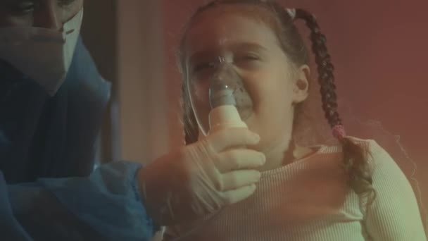 Piękna Dziewczynka Sprawia Inhalacja Pomocą Inhalatora Sprężarki Podczas Siedzenia Kanapie — Wideo stockowe