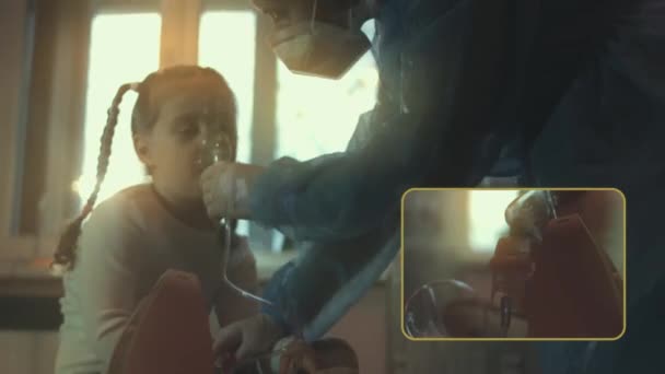 漂亮的小女孩坐在沙发上 用压缩机吸入器吸气 女孩吸入盐水蒸气 脸上戴着雾化面罩 妈妈帮助女儿吸气 — 图库视频影像