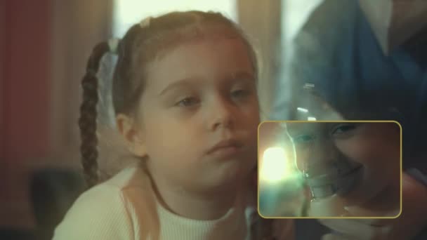 Όμορφο Κοριτσάκι Κάνει Εισπνοή Χρησιμοποιώντας Έναν Εισπνευστήρα Συμπιεστή Ενώ Κάθεται — Αρχείο Βίντεο
