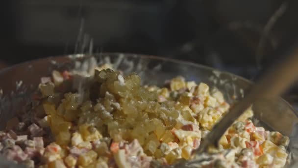 白盘上的奥利维尔沙拉 用烤鸡蛋装饰 传统的新年和圣诞节俄罗斯沙拉 4K视频 慢动作 — 图库视频影像