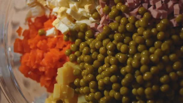 Salada Olivier Uma Placa Branca Decorada Com Ovo Ralado Ano — Vídeo de Stock