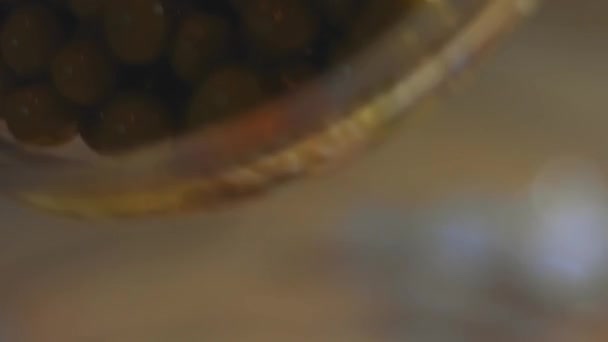 Олів Салат Білій Тарілці Прикрашений Блискучим Яйцем Традиційний Новий Рік — стокове відео