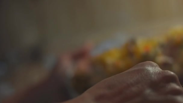 白いプレートにオリヴィエサラダ おろし卵で飾られています 伝統的な新年とクリスマスロシアのサラダ クローズアップ 4Kビデオ スローモーション — ストック動画