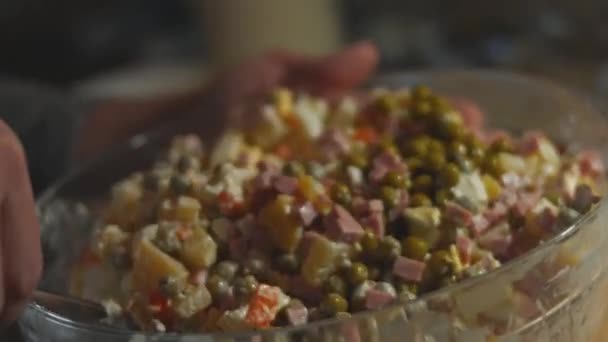 Salade Olivier Sur Une Assiette Blanche Décorée Œufs Râpés Salade — Video