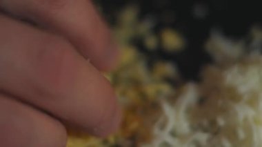 Beyaz tabakta Olivier salatası, rendelenmiş yumurta ile süslenmiş. Geleneksel Yeni Yıl ve Noel Rus salatası. Yakın çekim, 4K video. Yavaş çekim.