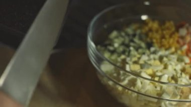 Vejetaryen salatası. Salata kasesinde salata, lahana, yengeç çubuğu, mısır, salatalık. Mutfak dairede. Pikabın etrafında kendi ekseni etrafında döner. hareket.