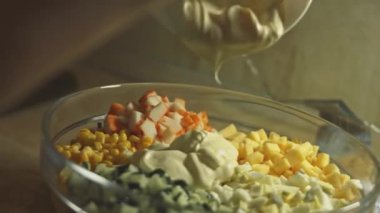 Vejetaryen salatası. Salata kasesinde salata, lahana, yengeç çubuğu, mısır, salatalık. Mutfak dairede. Pikabın etrafında kendi ekseni etrafında döner. hareket.