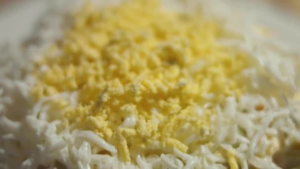 Beyaz Tabakta Olivier Salatası Rendelenmiş Yumurta Ile Süslenmiş Geleneksel Yeni — Stok video