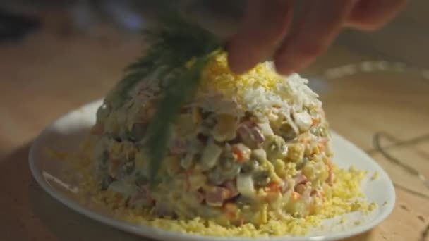 Olivier Salade Een Wit Bord Versierd Met Geraspt Traditionele Nieuwjaar — Stockvideo