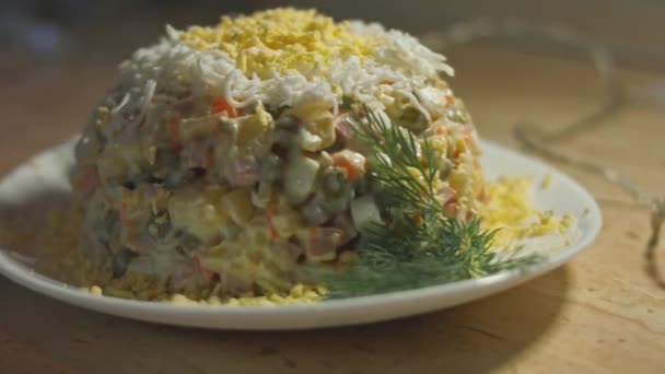 Olivier Salade Een Wit Bord Versierd Met Geraspt Traditionele Nieuwjaar — Stockvideo