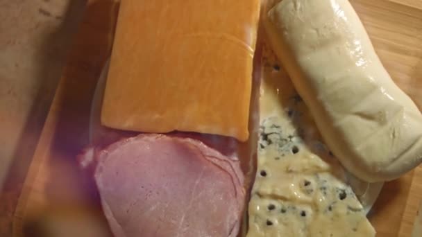 Diferite Tipuri Brânzeturi Savuroase Proaspete Șuncă Porc Gata Fie Tăiate — Videoclip de stoc