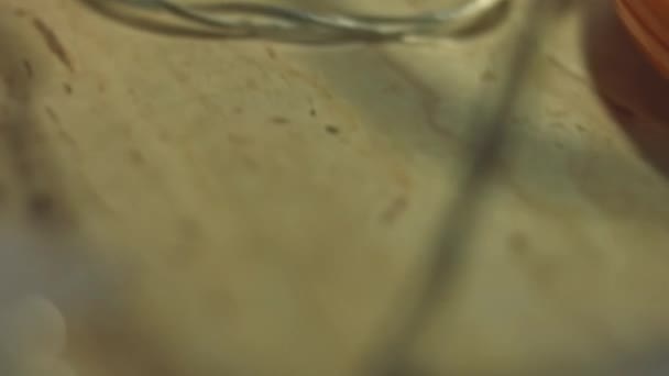 ベジタリアンサラダ 具材付きサラダボウルにサラダ 北京キャベツ カニスティック コーン キュウリ アパートのキッチン ターンテーブル上で軸を中心に回転します — ストック動画