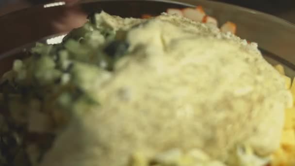 샐러드 양배추 옥수수 오이등의 재료가 샐러드 그릇에 샐러드 넣는다 아파트 — 비디오