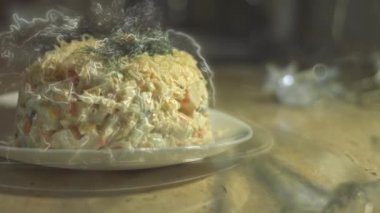 Vejetaryen salatası. Salata kasesinde salata, lahana, yengeç çubuğu, mısır, salatalık. Mutfak dairede. Pikabın etrafında kendi ekseni etrafında döner. hareket.