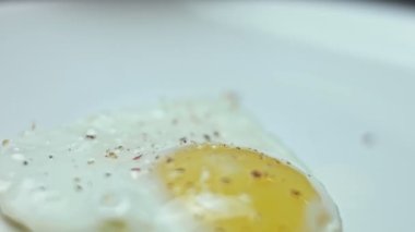 Kızarmış tavuk yumurtası, kalp şeklinde, tabağa koyun. Sevgililer Günü için yemek. Özel bir tören için sevilen biri için komik bir sürpriz anlayışı. 4K video.