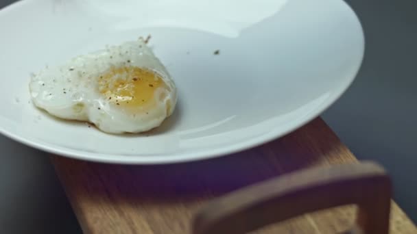 Жареное Куриное Яйцо Форма Виде Сердца Положить Тарелку Еда День — стоковое видео