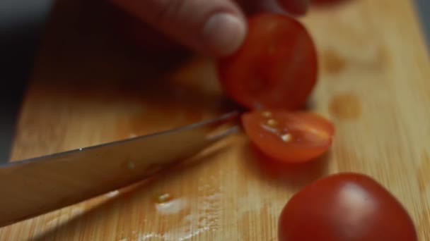 Unindo Duas Metades Tomate Cereja Com Espeto Madeira Colocando Prato — Vídeo de Stock
