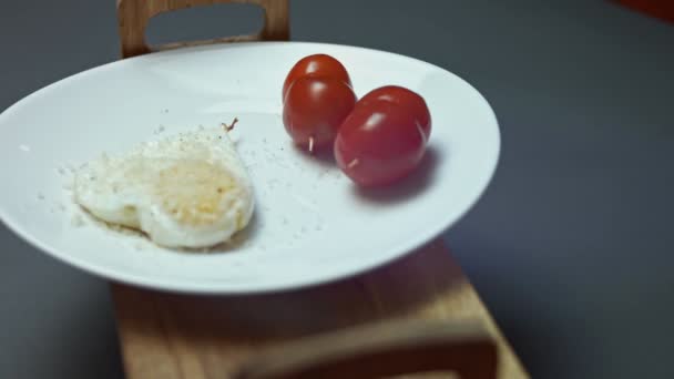 Unindo Duas Metades Tomate Cereja Com Espeto Madeira Colocando Prato — Vídeo de Stock