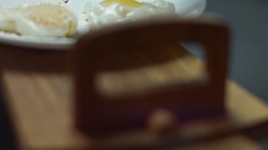 Kızarmış tavuk yumurtası, kalp şeklinde. Baharatlı sahanda yumurta ve karabiber. Sevgililer Günü için yemek. Özel bir tören için sevilen biri için komik bir sürpriz anlayışı. 4K video.