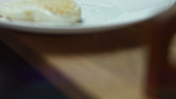 Смажені Курячі Яйця Форма Серця Смаження Смаженого Яйця Чорним Перцем — стокове відео