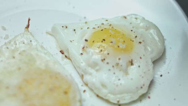 Gefrituurde Kippeneieren Vorm Van Een Hart Gefrituurde Eieren Kruiden Met — Stockvideo