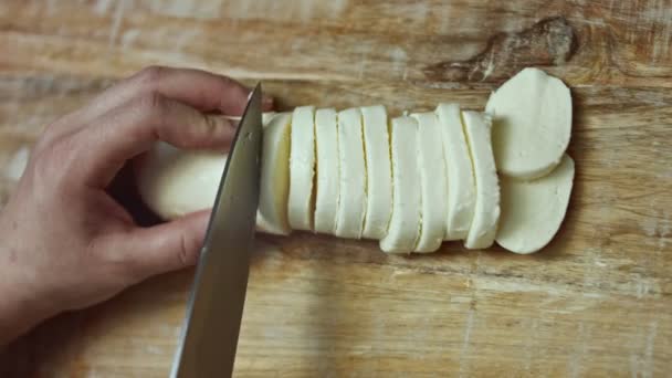 Vrouwelijke Handen Snijden Mozzarella Kaas Een Houten Snijplank Video Bovenaanzicht — Stockvideo